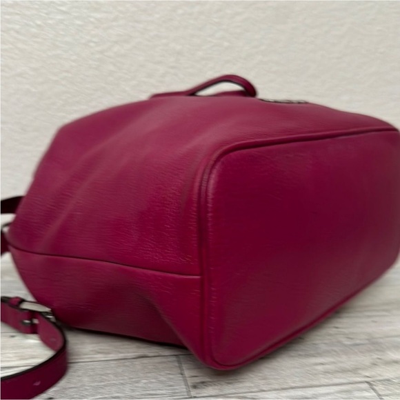 Michael Kors Leather Drawstring Bucket Bag EUC - Picture 9 of 14